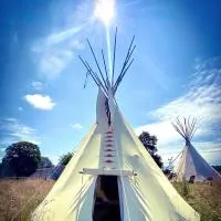 Terra-Tipike, Tipi à la ferme entre Terre et Mer، فندق في Trébry