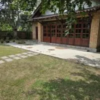 Fresia Villa & Camping, hotel in Beranang