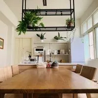 Burabura Cafe Guesthouse, hotel in Donggang
