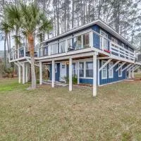 Carrabelle Retreat w/ Boat Dock + Views of Gulf!, hotel en Carrabelle
