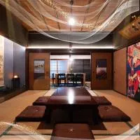 Retreat KOBAYASHI Legendary 102-Year-Old Whole House in Kurashiki 11LLDDK倉敷の宿Retreat KOBAYASHI 1棟貸切 1日1組限定 11LLDDK 520平米 102年前の伝説の建物 瀬戸内芸術祭 直島 美観地区 最大11名 駐車場3台 ベッド8台, hotel in Kurashiki