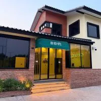 BOX BOX Hotel and Sports Restaurant, hotel i Sattahip