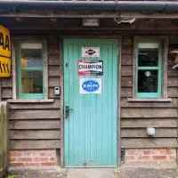 The Old Garage, hotel a Stourpaine