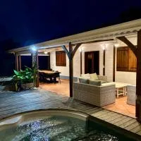 villa créole avec piscine privée, hotell sihtkohas Petit-Bourg