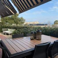 Large Luxury Apartment with garden view over the ocean, hotel en Antibes