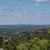 Escape to the Hills- Charming home with city views & close to the to the 1000 steps, hotel em Upwey