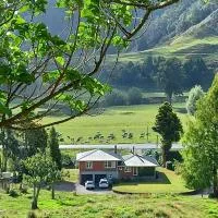 Hill top view farm stay, hotel di Uruti