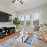 2-Story Stay with Game Lounge & Free Parking Spots - 5 mins to NYC Train، فندق بالقرب من Linden Airport - LDJ، ليندن