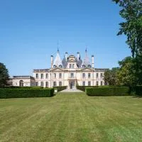 Chambre d'hôtes Château de Lussac, מלון בLussac