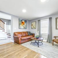 half Mi to Dtwn and Harbor Park Home with Large Yard!, khách sạn gần Knox County Regional - RKD, Rockland