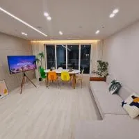 New 패밀리 & 친구 여행 모임 청결하고 쾌적한 넓은 신축아파트 주차 편리 쓰리룸, khách sạn ở Bucheon