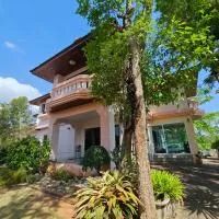 Wooden house & birdsong, Hotel in Ban Tha Kup