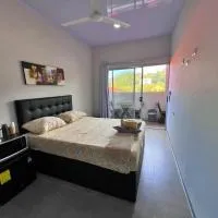 CASA MARIPOSA en Punta Leona a 500 metros de la playa FULL EQUIPADA Espacio y precio a tu medida Posibilidad de alquilar la casa entera, dos apartamentos abajo con cocina y jacuzi o 2 cuartos con baños privados en la planta alta Para 1 a 22 personas, hotel di Punta Leona
