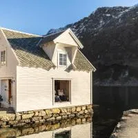 Exclusive fjord getaway with sauna, hotel en Leirgulen