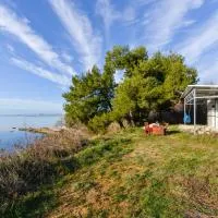 Wohnen direkt am Meer, hotel v destinaci Ražanac