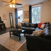 Charming Century 2 Bedroom Downtown New Liskeard, hotell sihtkohas Temiskaming Shores