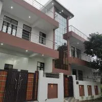 Guruji Homestay Near UPES Collage، فندق في Jhājra