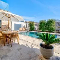Villa Moderne avec Piscine Privée - Proche de Nice, hotell i Carros