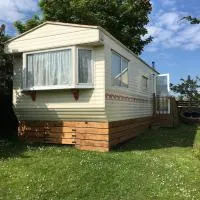 Caravan in Moelfre village, hotel em Moelfre