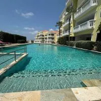 Modern appartement bij zee met zwembad op Blue Bay - Tripletree the hill, hotel a Dorp Sint Michiel