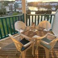 Fleurs du lac studio 2 adultes et 2 enfants avec terrasse vue sur le lac et accès parc aquatique gratuit、タルモンのホテル