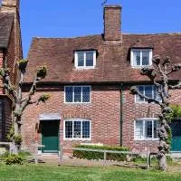 3 bedroom 17th Century Cottage, hotel in Groombridge
