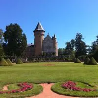 Château de Busset, מלון בBusset
