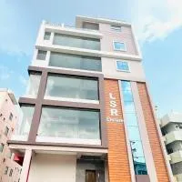 Pearl Stays, Tirupati - Very convenient for the people coming from Bangalore and Chennai - You can skip city traffic while reaching any temple in Tirupati - Covered Parking - 24hrs Front Desk and Hot Water - Free WiFi - Flexible Checkin-in Check-out times โรงแรมในตีรูปาติ