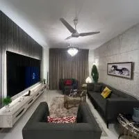 Luxury 4BR Apartment Near Airport Saima Jinnah Avenue, מלון בקראצ'י
