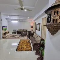 Three Bed Attached Bath Netflix Wifi Smart TV Parking WFH Desk, hotel din Islamabad