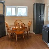 Private house with 3 bedrooms and 1 bathroom, free parking, convenient to NYC Manhattan bus and train, MetLife Stadium FIFA World Cup 35 minutes away, hotel v destinácii Perth Amboy