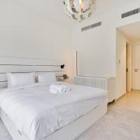 Bright and Airy 2BR, Family-Friendly with Pool and Gym, hotel cerca de Aeropuerto internacional Al Maktoum - DWC, Dubái