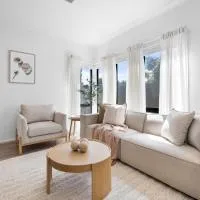 The Oak Grove - Stylish Retreat between Beach & CBD, hotel u gradu Seaton