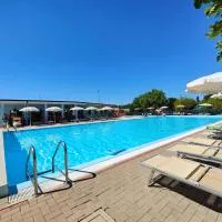 Long Beach Village Residence on the sea with private beach included, hotel u gradu Lido Adriano