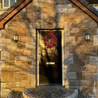 Rostrevor Valley 5-Br Sleeps 10 w Hot Tub & View, hotel i Newry