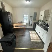 Quaint cottage near Local and State Parks and Minutes from Laurel Cove and Bell Theatre, מלון בPineville