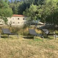 Ardèche maison 12 personnes, מלון בUsclades