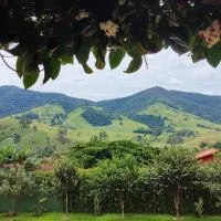 Mountain View Chalé alto padrão em condomínio, מלון בסנטה ריטה דו ספוקאי