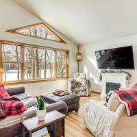 Lakefront Home with Private Beach in Rhinelander!, hotel dicht bij: Luchthaven Rhinelander-Oneida County - RHI, Rhinelander
