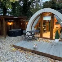 The Hideaway Glamping Pod 2 With Hot Tub & Cold Shower, hotel din Naas