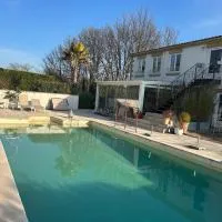 La villa du Bau Reddoun ,piscine ,jardin , jolie vue sur Callian, calme et serenite, hotell i Montauroux