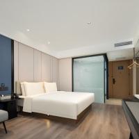 Atour Hotel Qingdao Jinshatan Xiangjiang Road Subway Station, hotel v destinaci Huangdao