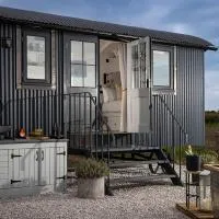 Luxury Shepherd hut with hot tub, хотел в Олсестър