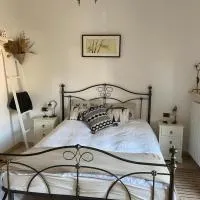 Los Perros Hermanos, hotel Travedonában
