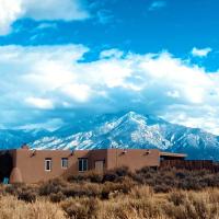 Secluded Sanctuary with Epic Views, Hot Tub and Fireplace, Hotel in der Nähe vom Flughafen Taos Regional Airport - TSM, El Prado