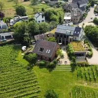 Domein Holset BruisendWijnHuis، فندق في Lemiers