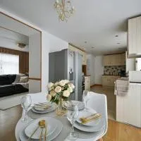 Cosy 2 bed home with jacuzzi bath in Wythenshawe near Manchester Airport โรงแรมในวิเทนชอว์