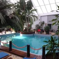 Tropical Hotel, хотел в Дюрби