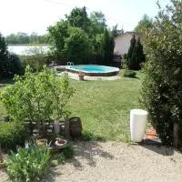 Maison patio et piscine, hotel a Feillens