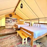 Glamping Tent #5 with Heat AC and Private Bath, Hotel in Orderville